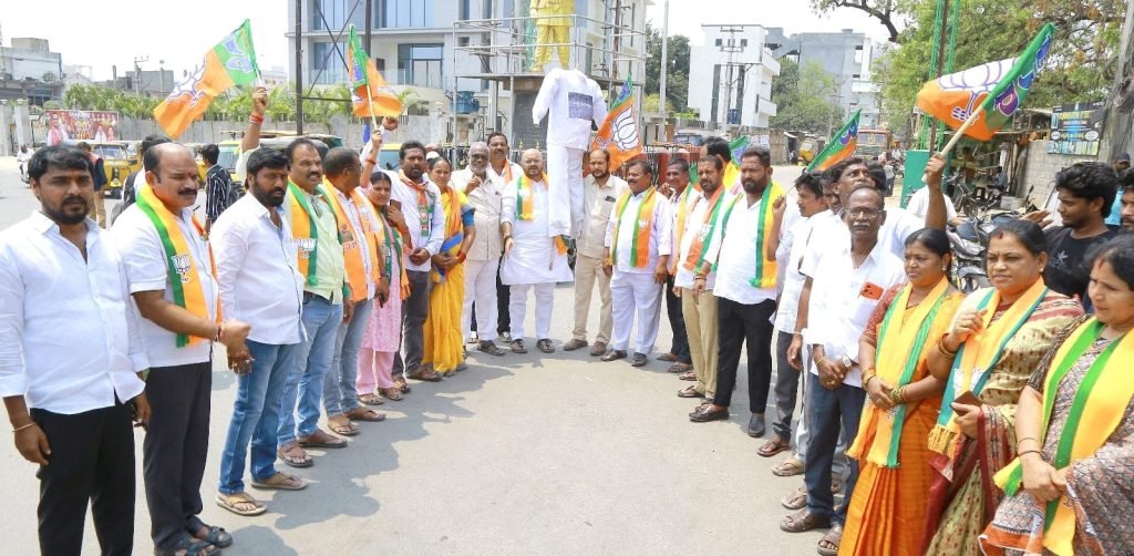 Nalgonda BJP ringroad allegations : నల్లగొండలో మట్టిమాఫియాపై బీజే పీ నిరసన, దిష్టిబొమ్మ దగ్దం 