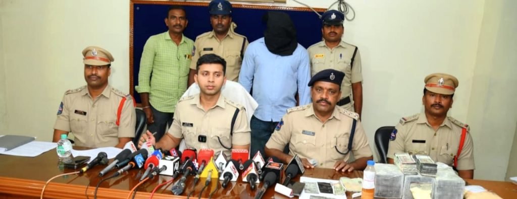 Nalgonda SP Sharath Chandra Pawar : బిగ్ బ్రేకింగ్, వెస్ట్ ఆఫ్రికా కేటుగాడి గుట్టురట్టు, బ్లాక్ పేపర్, మ్యాజిక్ కె మికల్.. రూ.1 లక్ష ఇస్తే రూ. 5లక్ష లని మోసం 