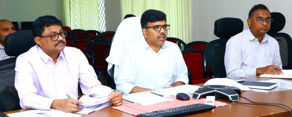 Collector Chandrasekhar : కలెక్టర్ చంద్రశేఖర్ కీలక ఆదేశాలు, కేంద్రాల్లో వర్షాలకు దాన్యం తడవ కుండా ముందు జాగ్రత్త చర్యలు తీ సుకోవాలి 