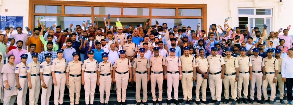 Suryapeta SP Narasimha recovery mobiles : సూర్యాపేట పోలీసుల ప్రత్యేక చొ రవ, బాధితులకు మరోసారి రికవ రీ ఫోన్ ల అందజేత