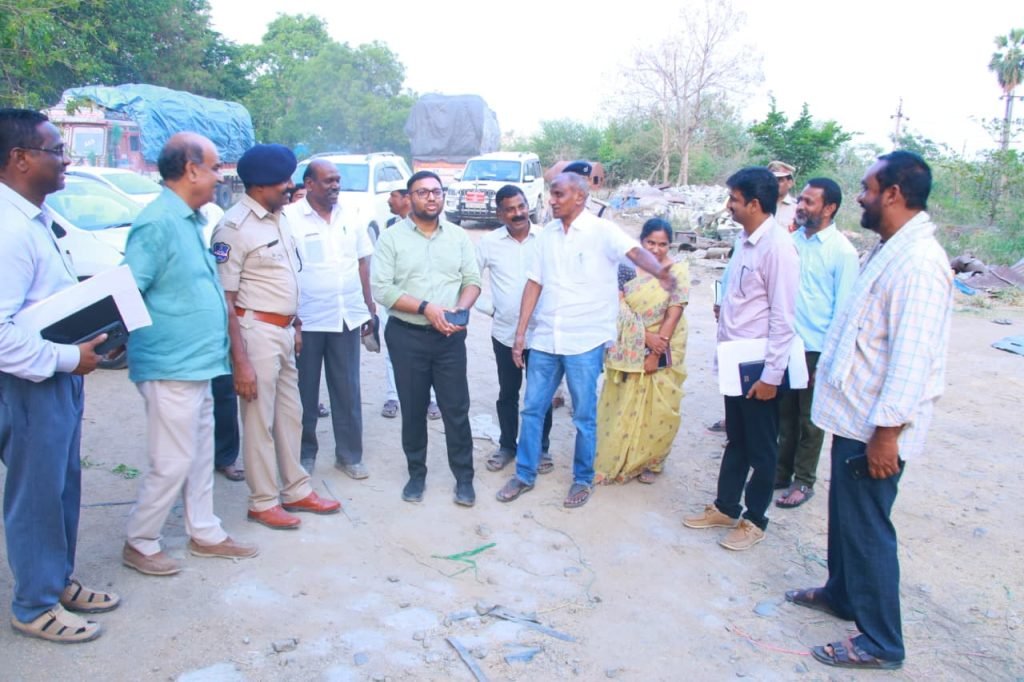 Suryapet Collector visited paddy centers : సూర్యాపేట జిల్లా కలెక్టర్ తేజస్ నంద్ లాల్ పవార్ సీరియస్, మిల్ల ర్లు తరుగు పేరుతో కోత విధిస్తే కఠి న చర్యలు తధ్యం 
