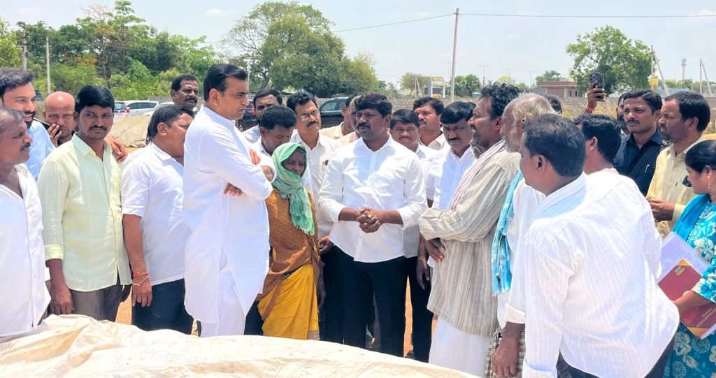 Paddy center surprise visit MP MLA: బిగ్ బ్రేకింగ్, అయిటిపాముల ధా న్యం కొనుగోలు కేంద్రంలో ఎంపీ, ఎ మ్మెల్యేల మెరుపు తనిఖీ