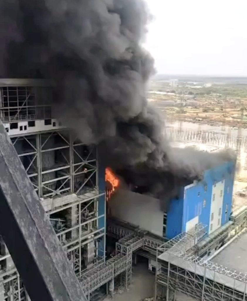 major fire broke Yadadri Thermal Power Plant  : బిగ్ బ్రేకింగ్, యాదాద్రి అల్ట్రామెగా పవర్ ప్లాంట్‌లో అగ్నిప్రమాదం, తృటిలో తప్పిన భారీనష్టం 