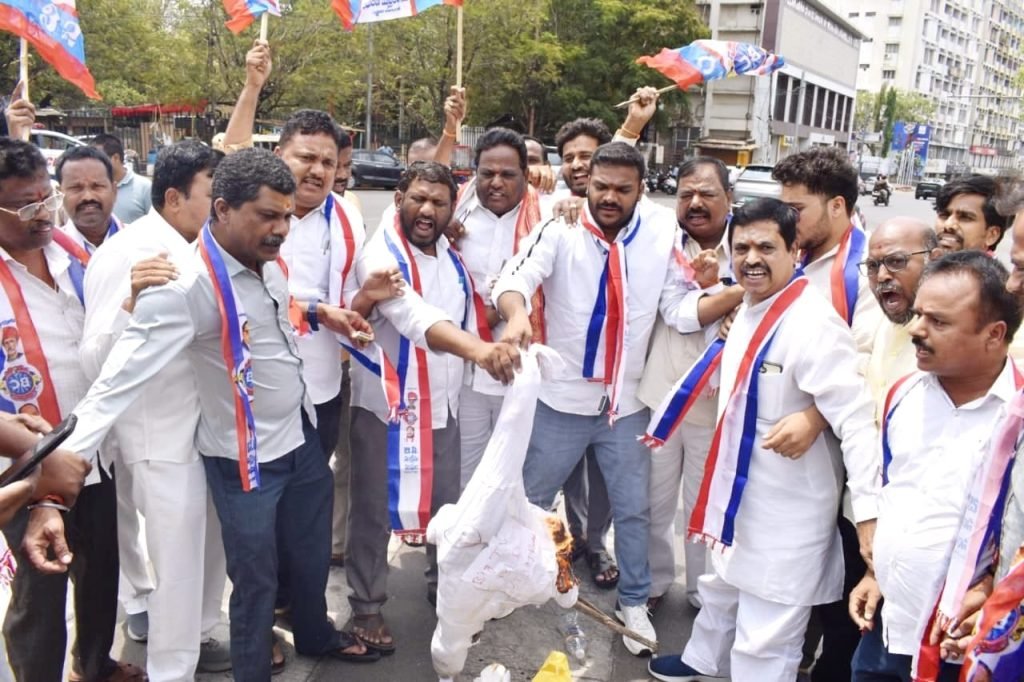 MLC Bomma Mahesh Kumar Goud : బీసీ సంఘాల ఆధ్వర్యంలో బిగ్ టి వి యాజమాన్యం దిష్టిబొమ్మ దగ్దం