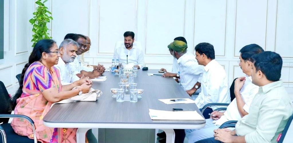 CM Revanth Reddy communist parts : బిగ్ , సీఎం రేవంత్ కు సిపిఐ ప్రతినిధి బృందం కితాబు, కార్మికులకు కనీసవేతనాల పెంపు నిర్ణయంపై హర్షాతిరేకం 
