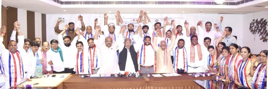 BC Leaders Issue Ultimatum : సీఎంకు బీసీ నేతల అల్టిమేటం, బీసీబడుగు విద్యార్థుల జీవితాల తో ఆటలోద్దని హెచ్చరిక 