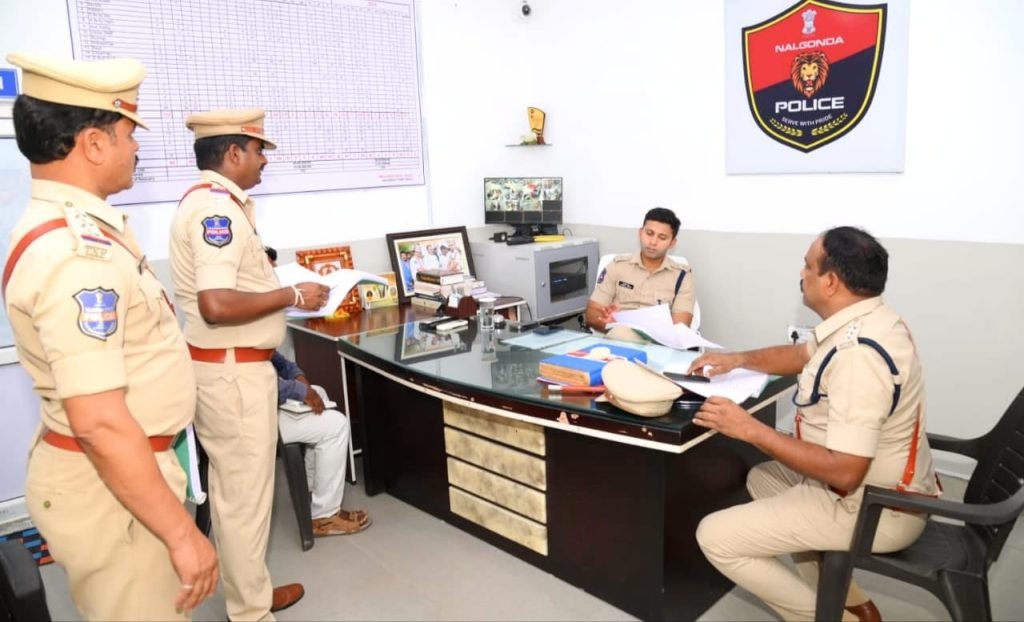 Nalgonda SP Sharath Chandra Pawar : నల్లగొండ టూటౌన్ పోలీస్ స్టేషన్‌ లో జిల్లా ఎస్పీ శరత్ చంద్ర పవార్ ఆకస్మిక తనిఖీ