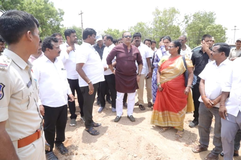Minister Komatireddy venkatreddy :   మంత్రి కోమటిరెడ్డి వెంకటరెడ్డికీలక వ్యాఖ్య, బిజెపి నాయకులు బస్సు యాత్ర కాదు,ఢిల్లీకి పాదయాత్ర చే యాలి 