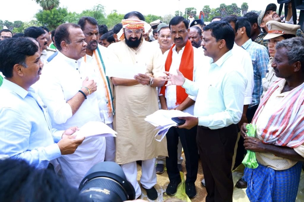 Ministers surprise visit paddy centers : బిగ్ బ్రేకింగ్, మంత్రుల మూకుమ్మడి కీలక ఆదేశం, యుద్ధప్రాతిపదికన ధాన్యంకొనుగోళ్లు చేయాల్సిం దే