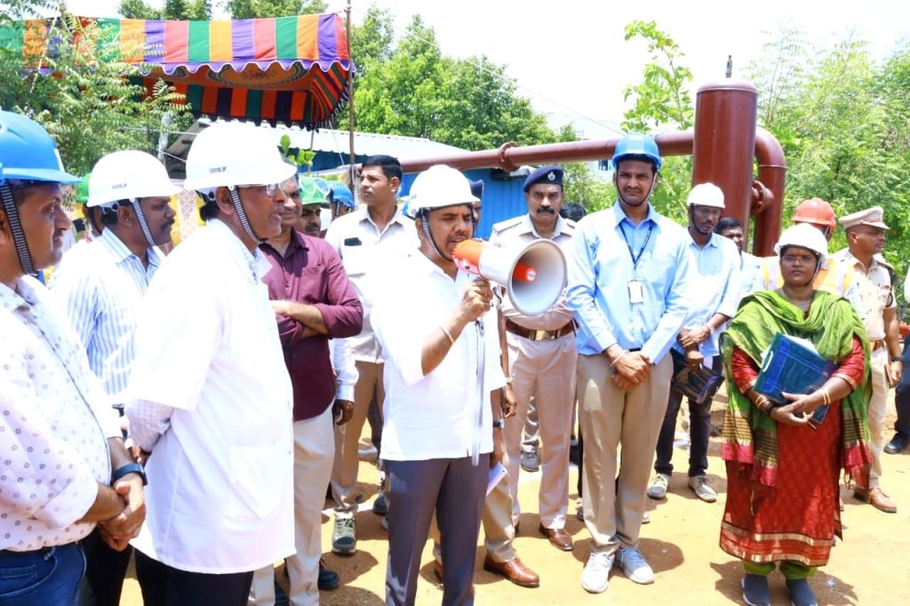 Nalgonda Collector Chandrasekhar : నల్లగొండ కలెక్టర్ చంద్రశేఖర్ కీలక వ్యాఖ్య, ప్రమాదాలు సమయంలో మనల్ని మనం రక్షించుకుంటూనే ఎదుటివారిని కాపాడాలి 