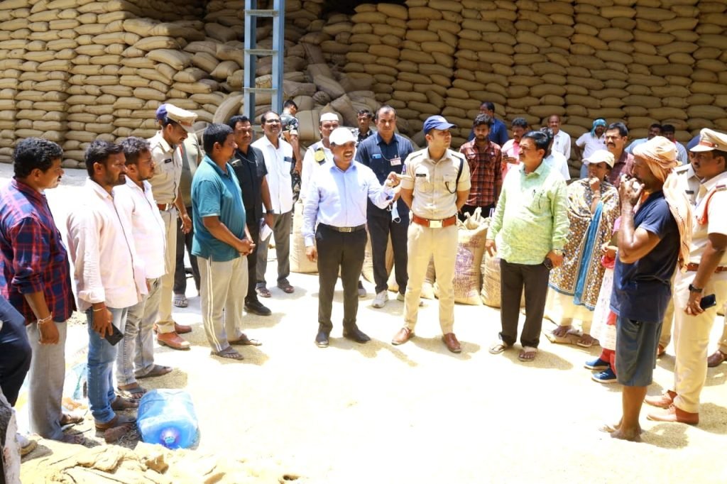Paddy centers surprise inspection : నల్లగొండ జిల్లా పిఏపల్లి ధాన్యం కొనుగోలు కేంద్రంలో కలెక్టర్, ఎస్పీ ఆకస్మిక తనిఖీ