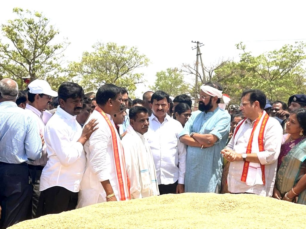 Telangana ministers surprise visit paddy centers : బిగ్ బ్రేకింగ్, ధాన్యం కొనుగోలు కేంద్రంలో మంత్రుల ఆకస్మికతనిఖీ, ఇది రైతుపక్షపాత ప్రభుత్వమని పునరుద్ఘాటన