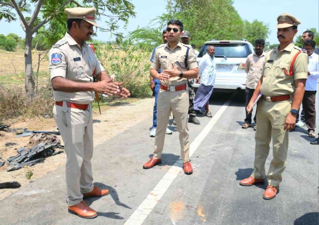Nalgonda SP Sharath Chandra Pawar : బిగ్ బ్రేకింగ్,నల్లగొండ హైవేపై ఘోరవిషాదం, పెద్దవూర ప్రమాద స్థలాన్ని స్వయంగా పరిశీలించిన ఎస్పీ