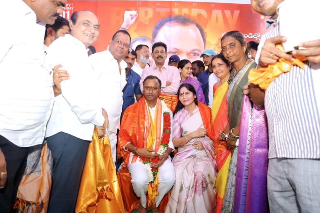 Mla Komatireddy RajGopalReddy Birthday : మునుగోడులో పండగ వాతావర ణం, ప్రజల మధ్యన, ‘నోట్‌బుక్స్’ పిలుపుతో కోమటిరెడ్డి రాజగోపాల్ రెడ్డి బర్త్‌డే వేడుకలు