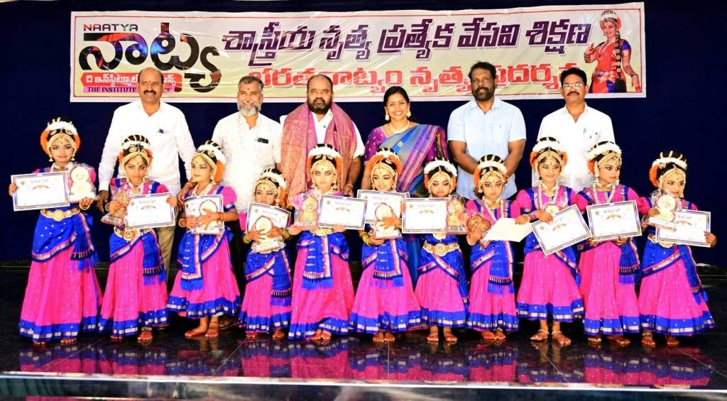 Nalgonda kuchipudi dance Programs : నల్గొండలో అదరగొట్టిన చిన్నారు లు,చదువుతోపాటే ‘కళల’ వికాసం