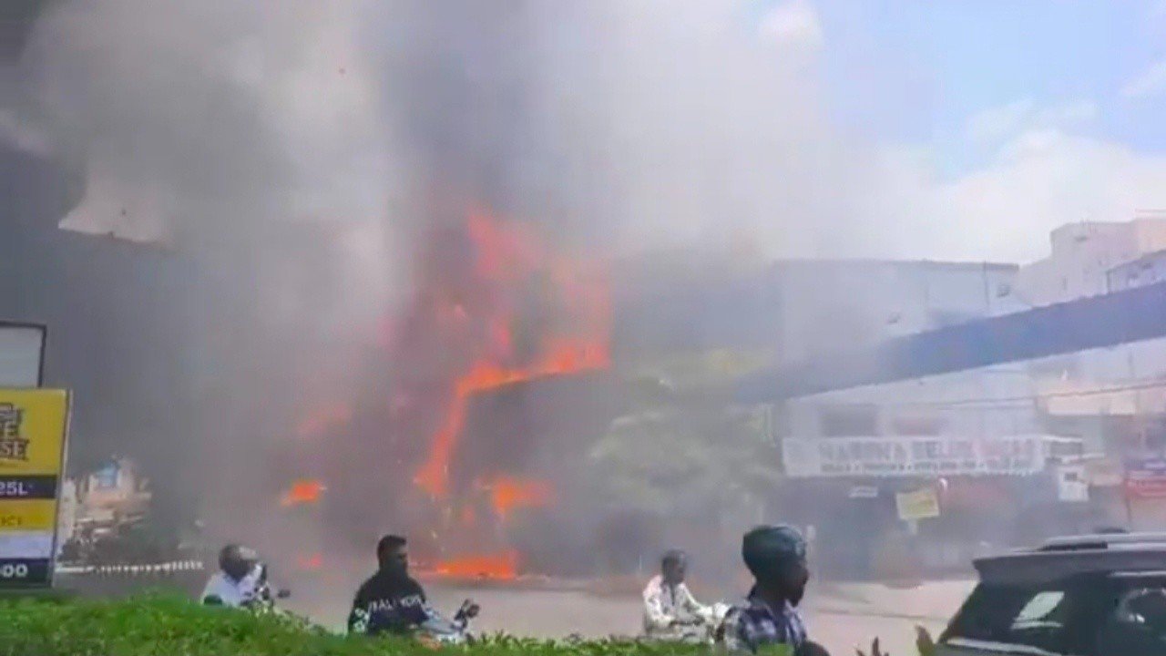 Thick black smoke and massive flames engulf KSR Shopping Complex in Ameerpet, Hyderabad, causing traffic disruption and panic in the busy commercial area