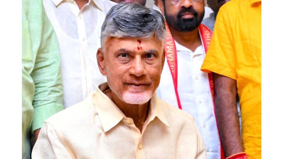 Andhra Pradesh Chief Minister Chandrababu Naidu interacting with farmers during the Mee Bhoomi Mee Hakku programme in West Godavari district