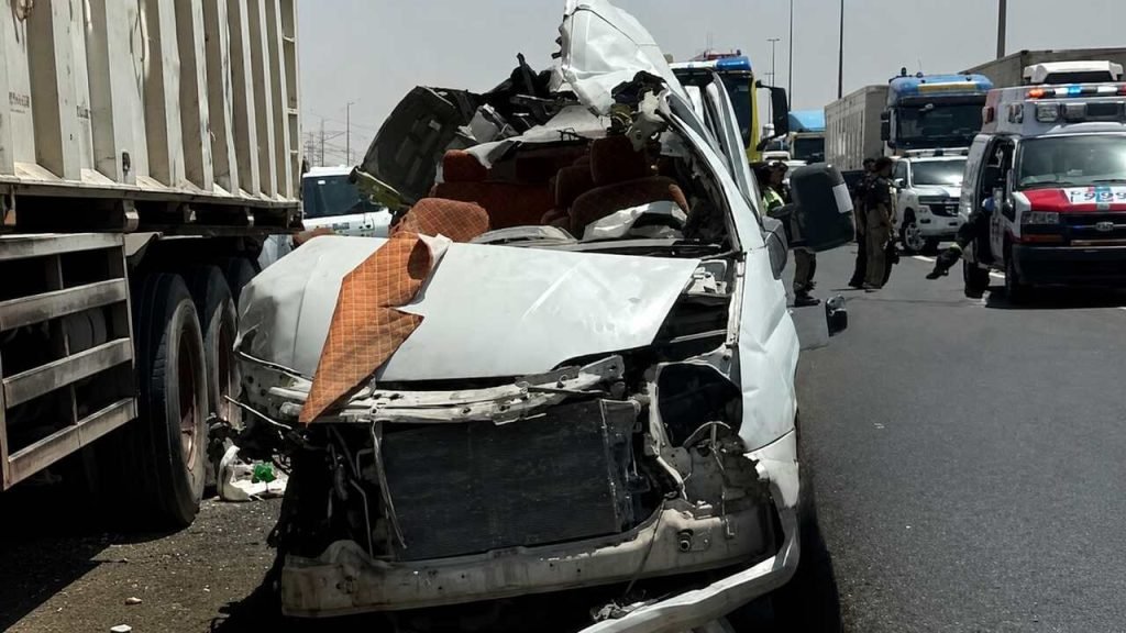 Dubai Crash Claims Seven Indian Lives : దుబాయ్‌లో విషాదం.. రోడ్డు ప్రమాదంలో ఏడుగురు భారతీయుల మృతి