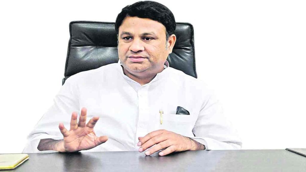 Ex-MLA Escapes Major Road Mishap: తృటిలో తప్పిన మాజీ ఎమ్మెల్యే ప్రమాదం